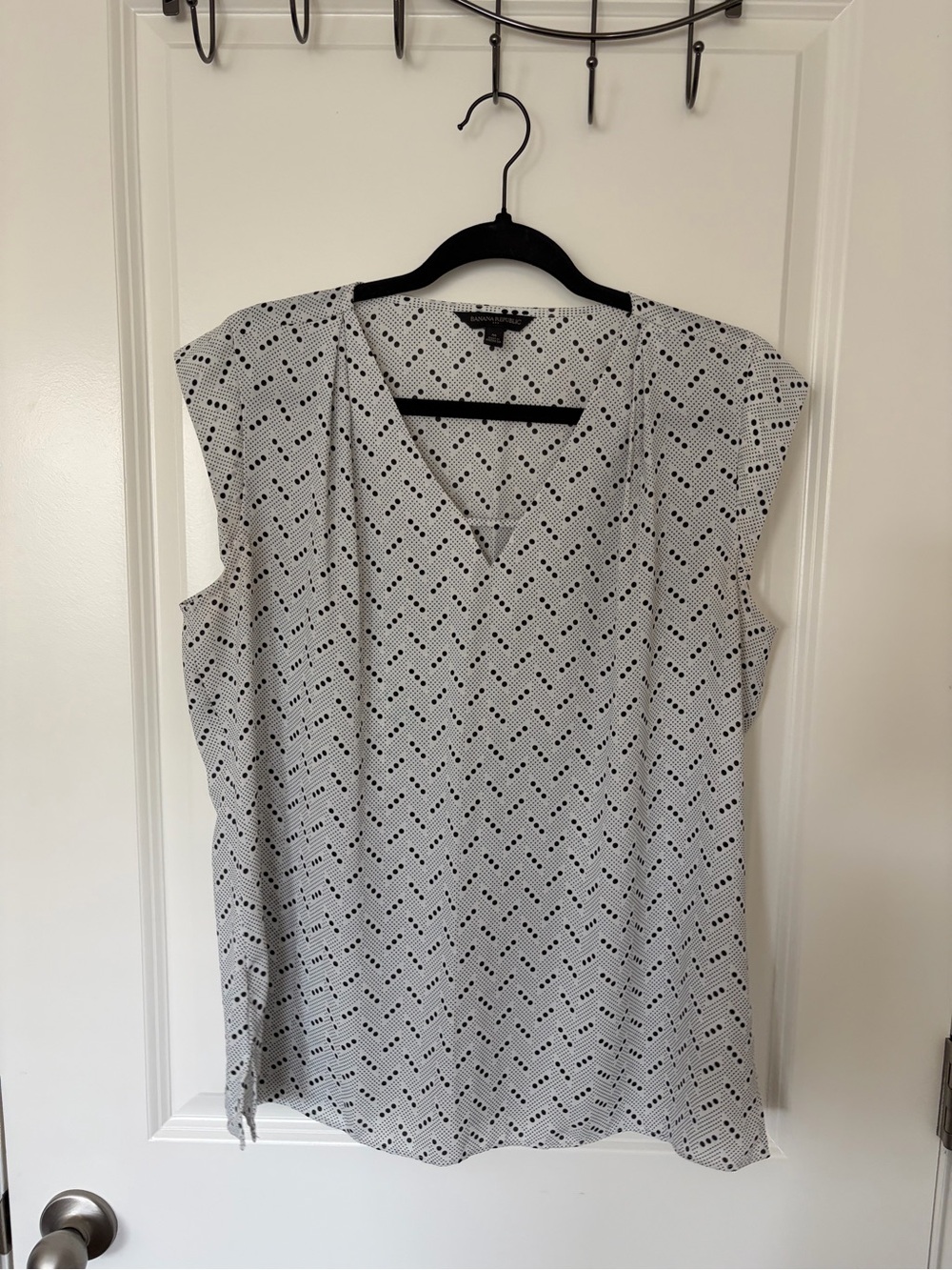 Banana Republic Sleeveless V-Neck Blouse in White with Black Geo Print
